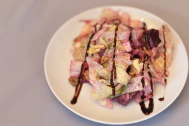 Pekin lahanası ve pancarlı salata.