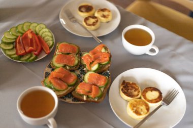 Tuzlu balık, salatalık ve tatlı peynirli kekle tost.