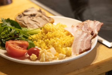 Sebzeli kahvaltı ve etli sandviç.