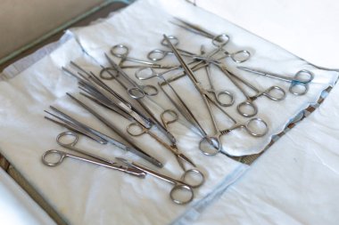 Ameliyattan sonra hastaları bandajlamak için tıbbi araçlar