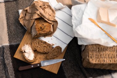 Doğanın ılık sonbahar tonlarıyla çerçevelenmiş ekmek ve tereyağlı köy pikniği ile sakin bir hayat.