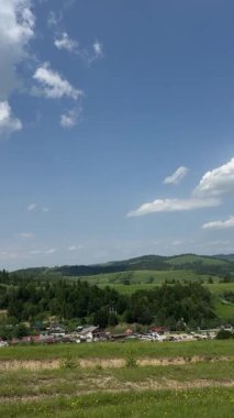 Dağdan yerleşim yerine, dağlara, yeşil dağlara, Karpatlara