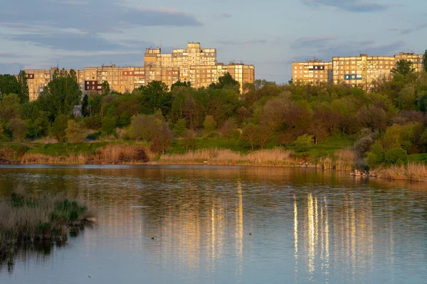 城市景观 苏联时期的高层建筑反映在水库中 阳光灿烂的天气 — 图库照片