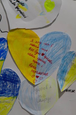 Ukraynalı çocuklar, yeraltı sığınaklarındaki bir alarm sırasında askerlere kağıt kalpler üzerine dileklerini yazdılar..