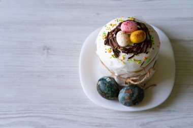 Hafif bir arka planda nefis Paskalya Kulich 'i ev yapımı pişirmeyi biraz sıcaklık ve samimiyetle sergiliyor. Gelenekleri ve şenlikli toplantıları kutlamak için mükemmel..