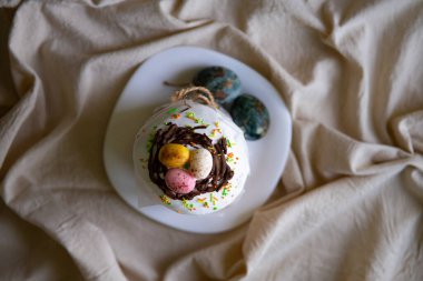 Hafif bir arka planda nefis Paskalya Kulich 'i ev yapımı pişirmeyi biraz sıcaklık ve samimiyetle sergiliyor. Gelenekleri ve şenlikli toplantıları kutlamak için mükemmel..