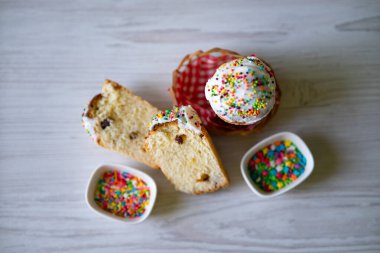 Hafif bir arka planda nefis Paskalya Kulich 'i ev yapımı pişirmeyi biraz sıcaklık ve samimiyetle sergiliyor. Gelenekleri ve şenlikli toplantıları kutlamak için mükemmel..