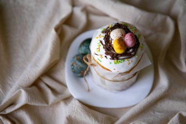 Hafif bir arka planda nefis Paskalya Kulich 'i ev yapımı pişirmeyi biraz sıcaklık ve samimiyetle sergiliyor. Gelenekleri ve şenlikli toplantıları kutlamak için mükemmel..