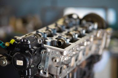 Yumuşak odaklanma. Parçalanmış araba motor parçaları düzgün düzenlenmiş, mekanik hassasiyet ve detay sergiliyor.