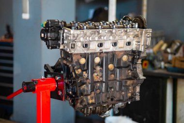 Yumuşak odaklanma. Parçalanmış araba motor parçaları düzgün düzenlenmiş, mekanik hassasiyet ve detay sergiliyor.