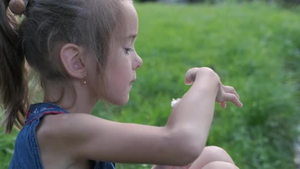 Una Niña Come Helado Con Dedo Una Taza Gofre Primer — Vídeos de Stock