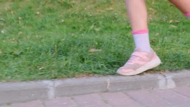 Дитячі Ноги Ходять Тротуарі Вулиці Школярка Ходить Вулиці Гарну Погоду — стокове відео