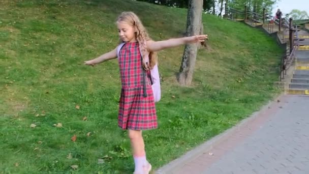 Een Schoolmeisje Een Rode Jurk Gaat Naar School Door Het — Stockvideo