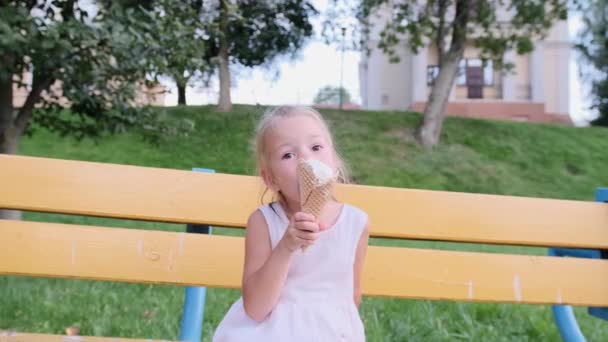 Små Jenter Som Spiser Iskrem Utenfor Parken – stockvideo