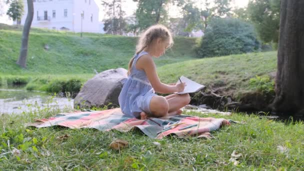 Маленька Дівчинка Малює Березі Річки — стокове відео