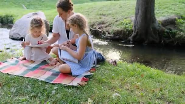 Maman Avec Deux Jeunes Filles Est Engagé Dans Dessin Dans — Video