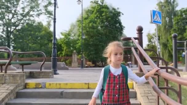 Una Bambina Con Uno Zaino Della Scuola Scende Scale Strada — Video Stock