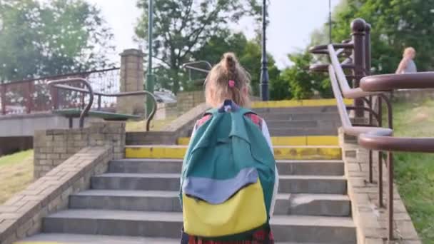 Ένα Κοριτσάκι Σακίδιο Ανεβαίνει Τις Σκάλες Πίσω Όψη Είναι Αργή — Αρχείο Βίντεο