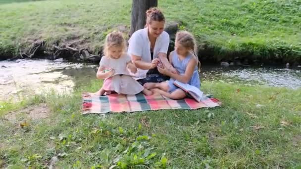 Máma Dvěma Malými Dcerami Zabývá Kresbou Alba Tužkami Sedícími Břehu — Stock video