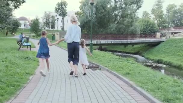 Seorang Ibu Yang Bahagia Dengan Dua Anak Berjalan Sepanjang Jalan — Stok Video