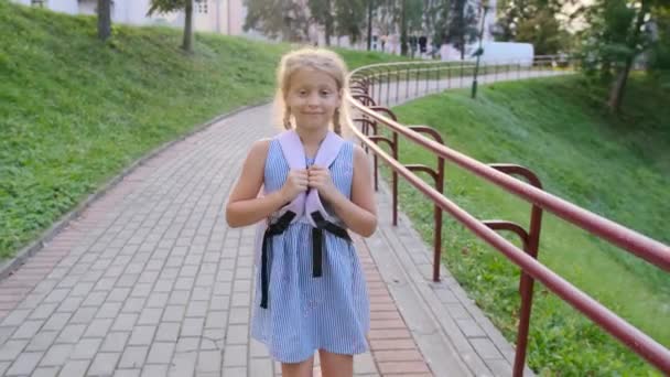 Μια Μαθήτρια Σακίδιο Περπατάει Αργά Στο Δρόμο Από Σχολείο — Αρχείο Βίντεο