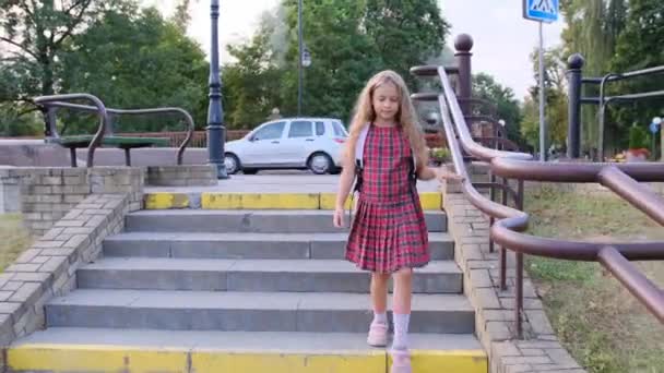 Eine Schülerin Mit Einem Rucksack Geht Die Treppe Auf Der — Stockvideo