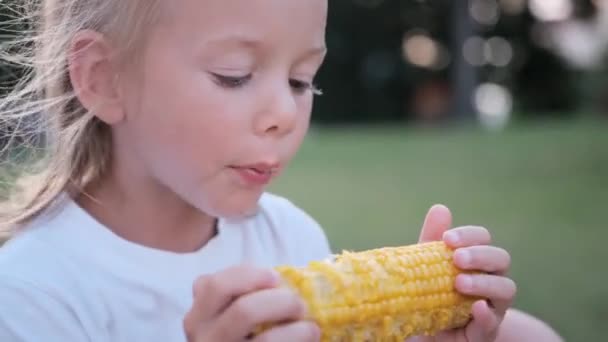 Grand Portrait Une Petite Fille Mangeant Une Épi Maïs — Video