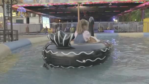 Atracción Del Parque Acuático Muchos Niños Felices Conducen Bote Cisne — Vídeos de Stock