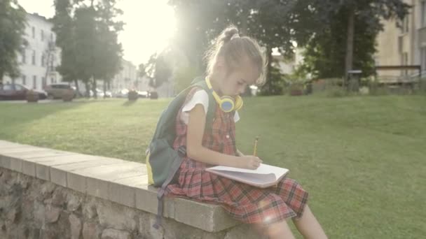 Creative Little Girl Draws Notebook Street — Stock Video
