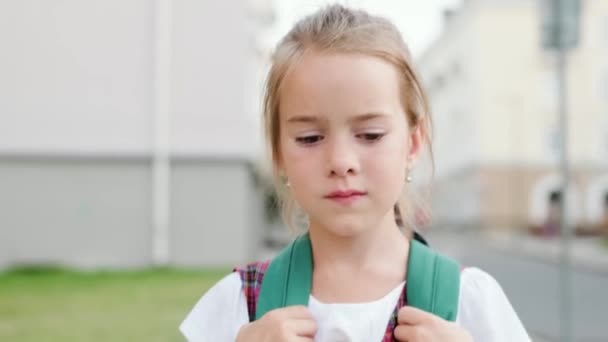Sırt Çantalı Liseli Bir Kız Okula Yakın Çekimde Gider — Stok video