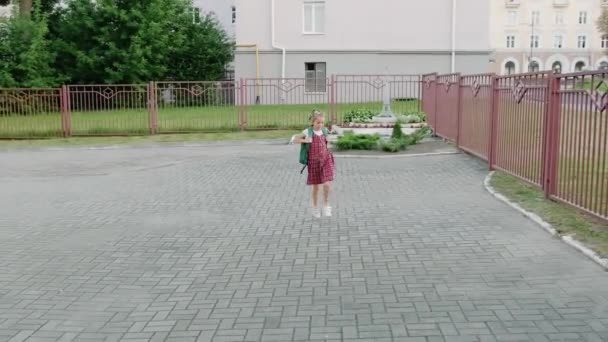 Μια Μαθήτρια Σακίδιο Τρέχει Χαρούμενα Στο Δρόμο Για Σχολείο — Αρχείο Βίντεο