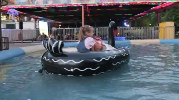 水上公园的吸引人的地方是 许多快乐的孩子在游泳池里驾驶天鹅船 玩得很开心 玩得很开心 — 图库视频影像