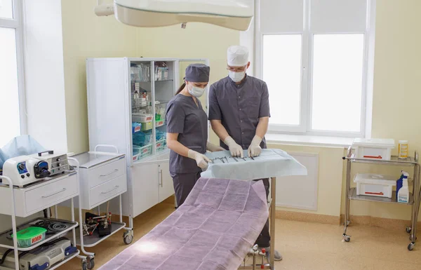 Medische Specialisten Een Moderne Operatiekamer Arts Verpleegkundige Bereiden Werkplek Voor — Stockfoto