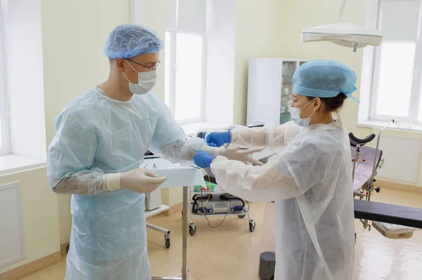 Kirurgen Förbereder Sig För Operation Assistent Hjälper Erfaren Chefskirurg Att — Stockfoto