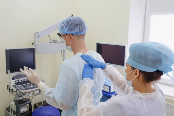Kirurgen Förbereder Sig För Operation Assistent Hjälper Erfaren Kirurg Att — Stockfoto