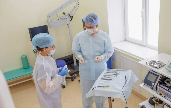 Manlig Kirurg Tillsammans Med Assistent Lägger Sterila Instrument För Att — Stockfoto