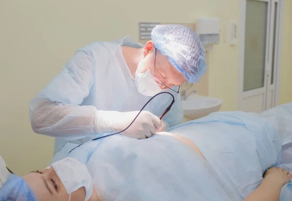 Erfaren Kirurg Utför Operationen Ljus Elektrisk Lampa Ett Modernt Operationssal — Stockfoto