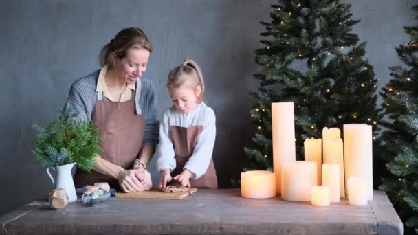 Gülümseyen Bir Anne Tatlı Kızının Evde Noel Kurabiyeleri Için Hamur — Stok video