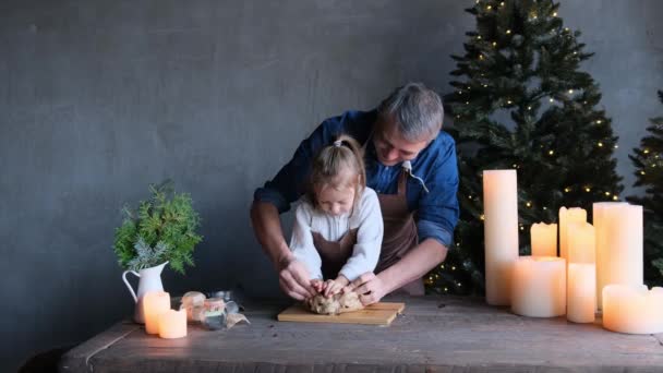 爸爸和女儿把面团一起放在桌子上 准备圣诞食品 家庭传统 — 图库视频影像