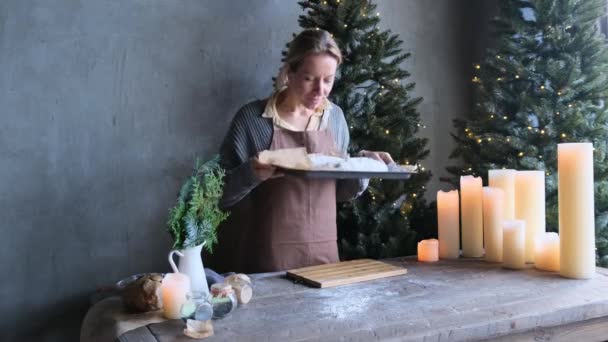 うわおいしいクリスマススイーツの匂い 台所の女の子はベーキングの香りを楽しんでいます — ストック動画