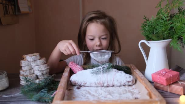 Uma Menina Polvilha Açúcar Stollen Natal Enquanto Senta Mesa Cozinha — Vídeo de Stock