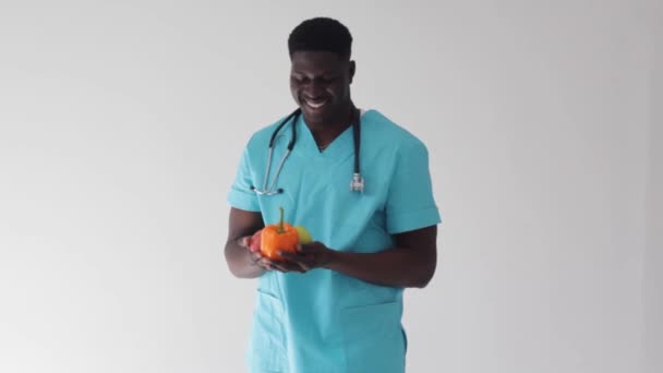 Africko Americký Lékař Bílém Pozadí Demonstruje Koncept Správné Výživy Zeleniny — Stock video