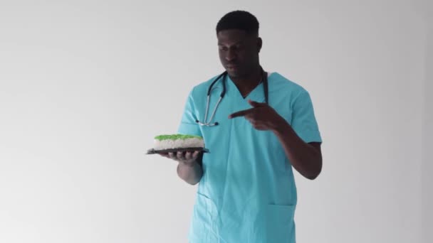 Médecin Afro Américain Sur Fond Blanc Tient Gâteau Dans Ses — Video