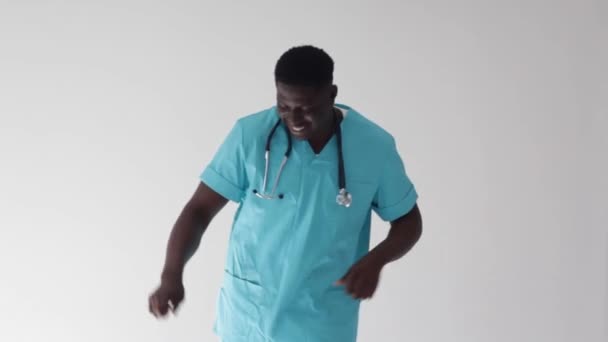 Przezabawny Afrykański Amerykański Lekarz Tańczący Wesoło Białym Odizolowanym Tle — Wideo stockowe