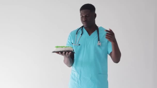 Lekarz Zabrania Jedzenia Słodkiego Jedzenia Koncepcja Zdrowego Odżywiania — Wideo stockowe