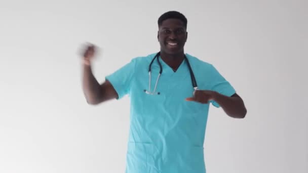 Przezabawny Afrykański Amerykański Lekarz Tańczący Wesoło Białym Odizolowanym Tle — Wideo stockowe
