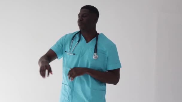 Hilariante Africano Americano Médico Dançando Alegremente Fundo Isolado Branco — Vídeo de Stock