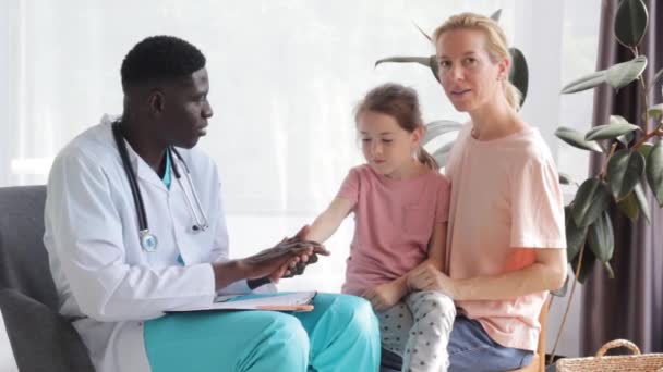 Lekarz Bada Dziewczynę Podczas Przyjęcia — Wideo stockowe
