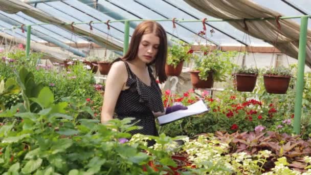 Une Jeune Femme Tient Registre Des Plantes Les Écrivant Dans — Video