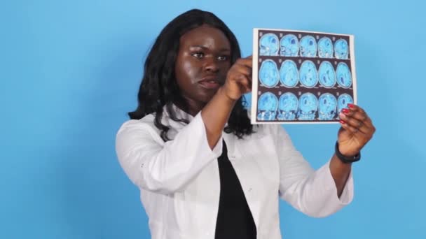 Retrato Close Uma Médica Jaleco Branco Olhando Para Uma Tomografia — Vídeo de Stock
